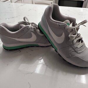 Nike Womens MD RUNNER 2 Size 6.5